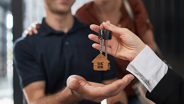 agent handing house keys to client