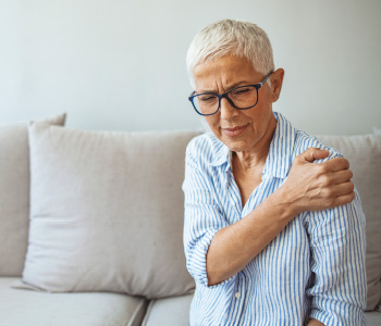 Maji je utesnitveni sindrom povzročal bolečine v rami.