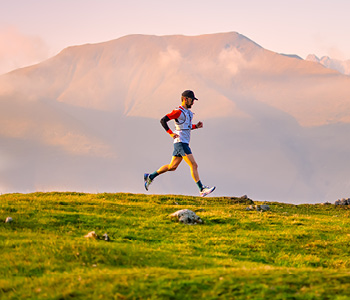 Tekača, ki ljubi tek v naravi, lahko spremlja trajnostna tekaška oprema.