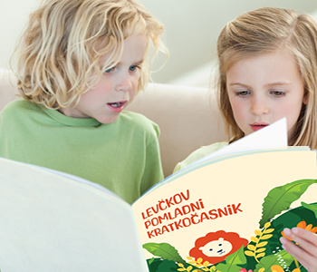 Deklica in deček listata po Levčkovem kratkočasniku - tudi revije lahko nudijo družabne in zabavne igre za otroke.