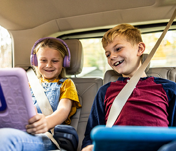 Vožnja z otroki na zadnji klopi avtomobila so izziv za starše, ne glede na to, pri kateri starosti. Dojenčki imajo potrebo po stalni bližini, večji otroci pa potrebujejo zabavo.