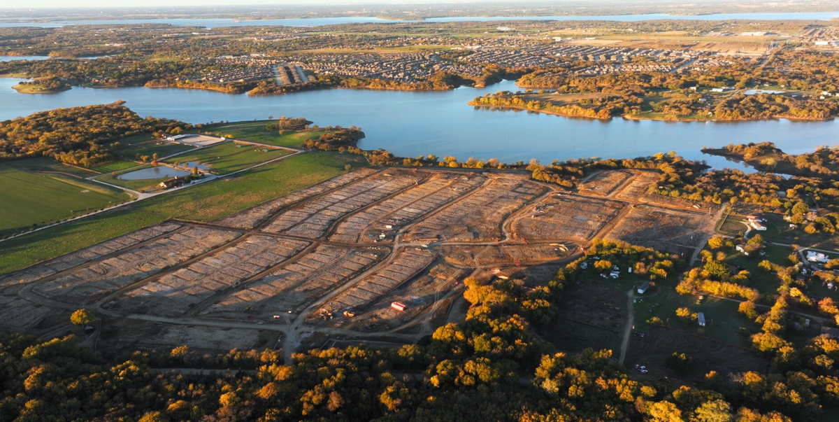 a virtual tour of a community near the lake