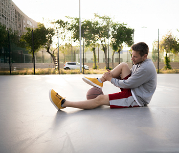 Mlad fant si je pri rekreaciji poškodoval gleženj.