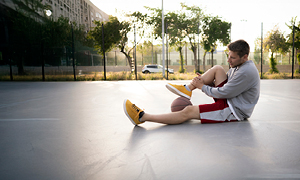 Mlad fant si je pri rekreaciji poškodoval gleženj.