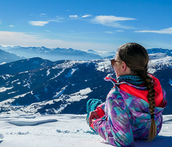 Naša zavarovanka je uživala v razgledu s smučišča v Avstriji, dokler jih zlom zapestja ni pokvaril smučarskega dopusta.