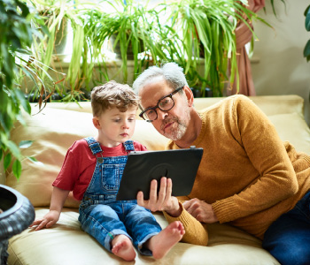 Dedek z vnukom brezskrbno uživa v vsebinah na spletu, ker se je prej zaščitil pred kibernetskimi grožnjami.