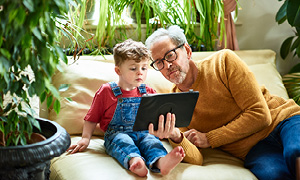 Dedek z vnukom brezskrbno uživa v vsebinah na spletu, ker se je prej zaščitil pred kibernetskimi grožnjami.