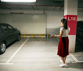 Ženska v podzemni garaži ugotavlja, da so ji ukradli avto.