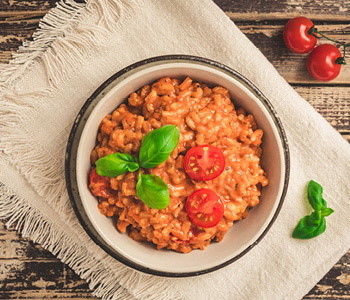 Rižota s paradižnikom in baziliko - primer tega, kaj jesti po teku, če ste iz svoje prehrane izločili gluten.
