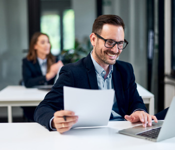 Mlad moški je pri delu zelo motiviran, saj ve, da dela za svojo zgodnjo upokojitev