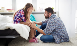 Oče poskuša pomagati deklici, ki se zaradi nasilja zapira vase.