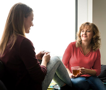 Mati in hčer se pogovarjata o skupnem življenju ob skodelici čaja. Hči želi postaviti meje za uspešno sobivanje.