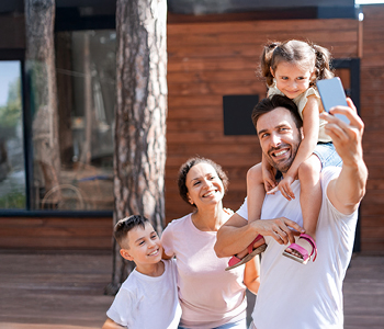 Štiričlanska družina se potepa in raziskuje tuje mesto