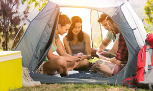 Druščina mladih je kampiranje popestrila z igranjem družabnih iger v šotoru.