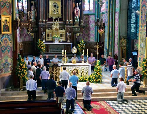 Members of the Cor group hosted by St. Martin Council 14566 in Myszyniec participate in Eucharistic adoration at Holy Trinity Basilica in June. (Photo by Mirosław Brodzik)