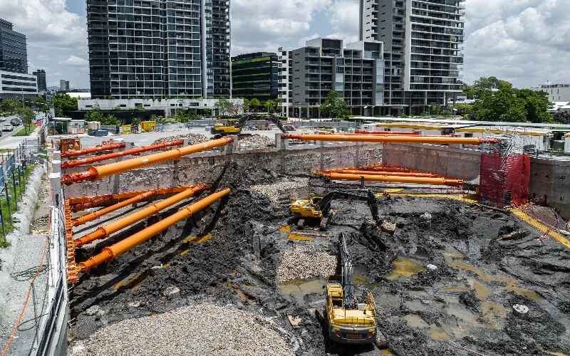 Hydraulic shoring in excavation site