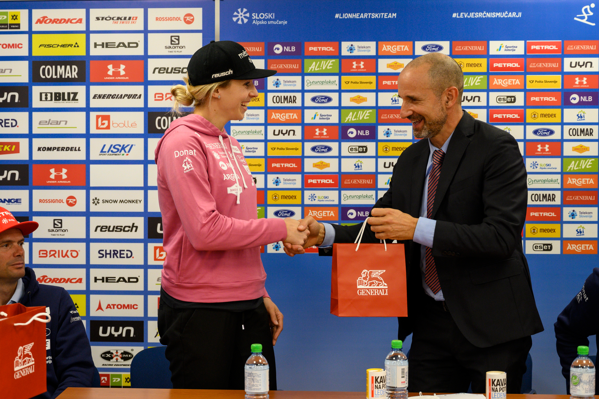 Smučarka Anja Bucik z Mitjem Ferijem, članem uprave zavarovalnice Generali