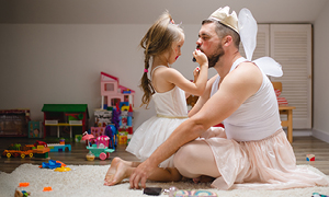 Fotografija hčerke, ki šminka očeta in se z njim igra domišjijsko igro - Simbolna fotografija za predloge skupnih aktivnosti očka z otrokom