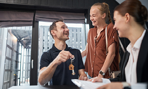 Moški predaja ključe najemniškega stanovanja najemnicama