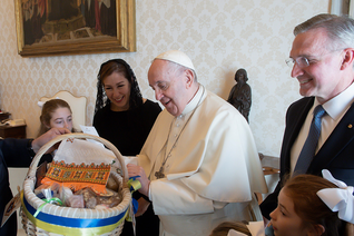 Pope Francis receives an Easter basket presented to him by Supreme Knight Patrick Kelly and his family at the Vatican on April 11. The basket, which the pope blessed, was representative of the thousands of Easter care packages prepared by Polish Knights.