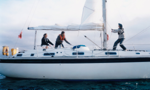 Ekipa na jadrnici sodeluje za varno plovbo