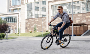 Mladenič uživa v mestnem kolesarjenju, saj se s kolesom lahko izogne mestni gneči in se med potjo tudi razmiga.