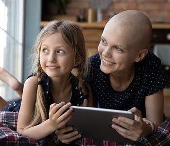 Mama se tudi med zdravljenjem zaradi raka druži s hčerko ob zabavnih aktivnostih.