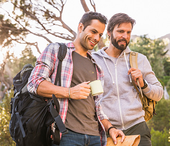 Dva moška uživata v aktivnem življenjskem slogu - simbolna fotografija za članek o znakih raka prostate, penisa in raka na modih pri moških
