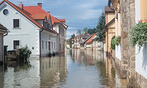 Po hudem neurju s točo in nalivi je na mesti ulici obstalo veliko vode, poplavljene so verjetno tudi kleti stanovanjskih hiš.