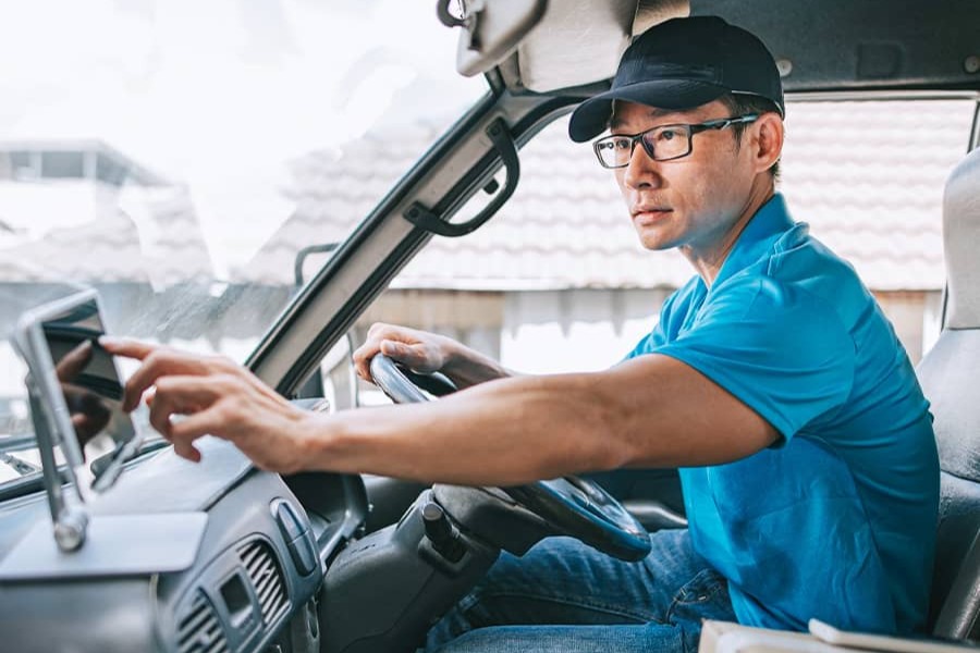 smart-fleet-dispatch-chapter4-900x600.jpg Truck driver using GPS navigation