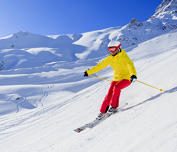 Smučar na beli strmini uživa v občutku hitrosti in svobode, a le s premišljenim ravnanjem se lahko izogne poškodbam
