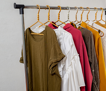 Trajnostna oblačila na garderobnem stojalu.