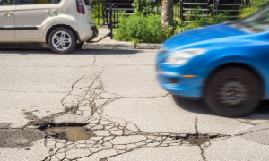 Udarne jame na cesti lahko neprevidnemu vozniku povzročijo velike preglavice in visok račun za serviserja.