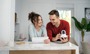 Mlad par po vselitvi za varnost doma skrbi s pametnimi napravami