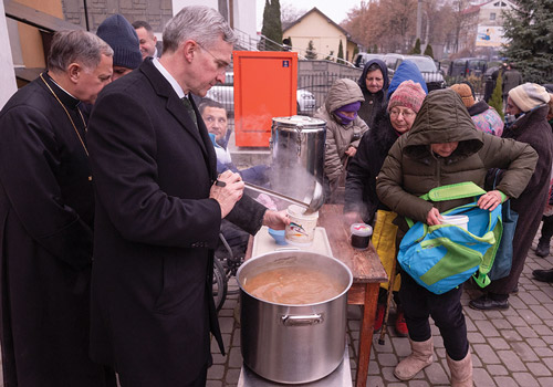 Supreme Knight Kelly serves soup to internally displaced persons gathered outside the Albertine Brothers&rsquo; house in Lviv on Dec. 6. Photo by Tamino Petelin&scaron;ek