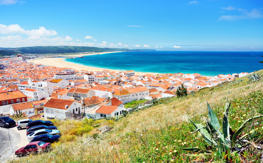Pogled na čudovito plažo v Nazaré na Portugalskem.