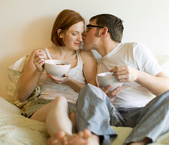 Mlad par uživa v skupnem jutru z zaščito, ki jo nudi zdravstveno zavarovanje.